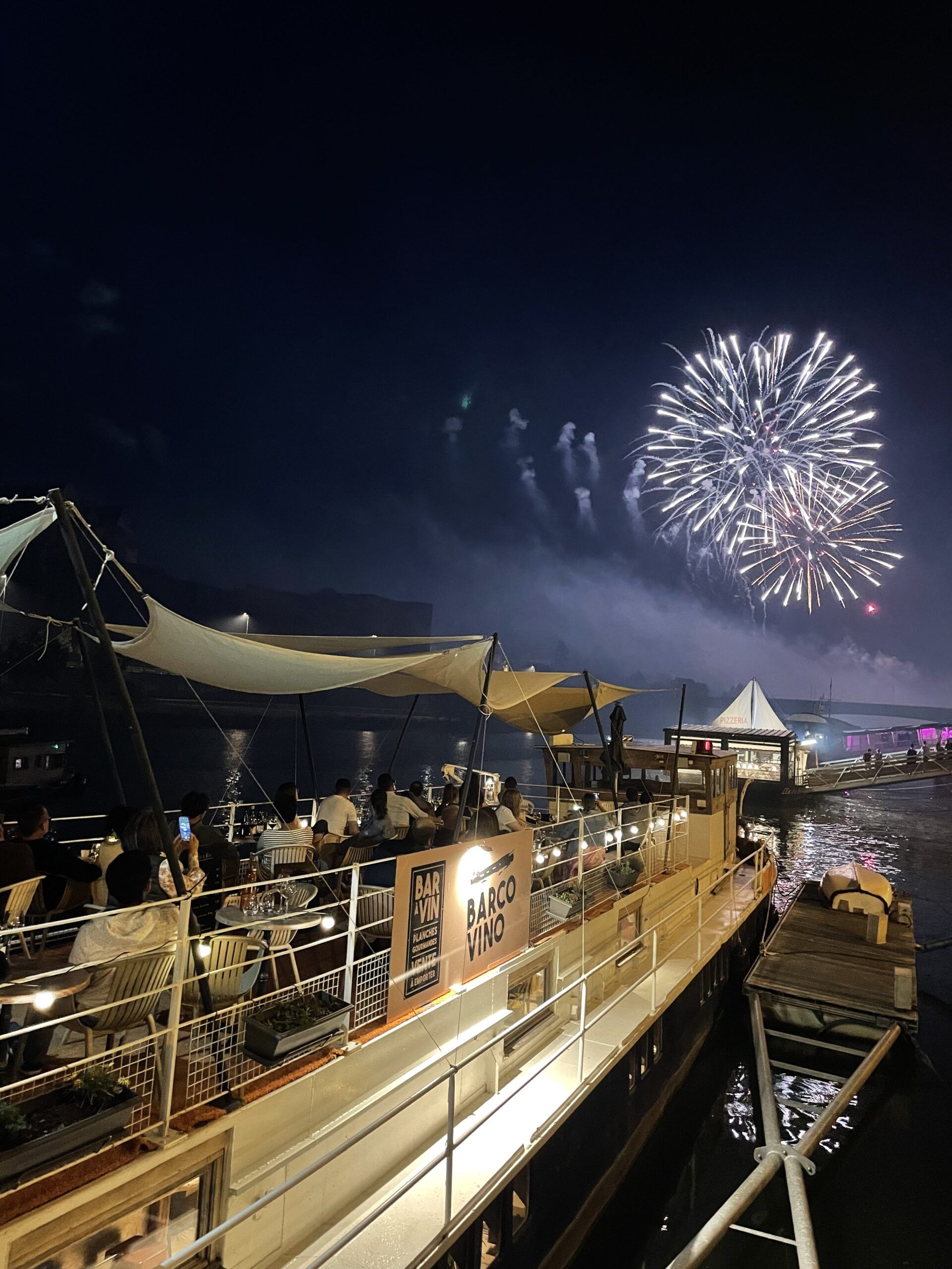 feux d'artifice 13 juillet barco vino péniche bar à vin