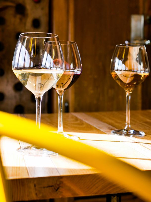verre de vin rouge bar à vin angers