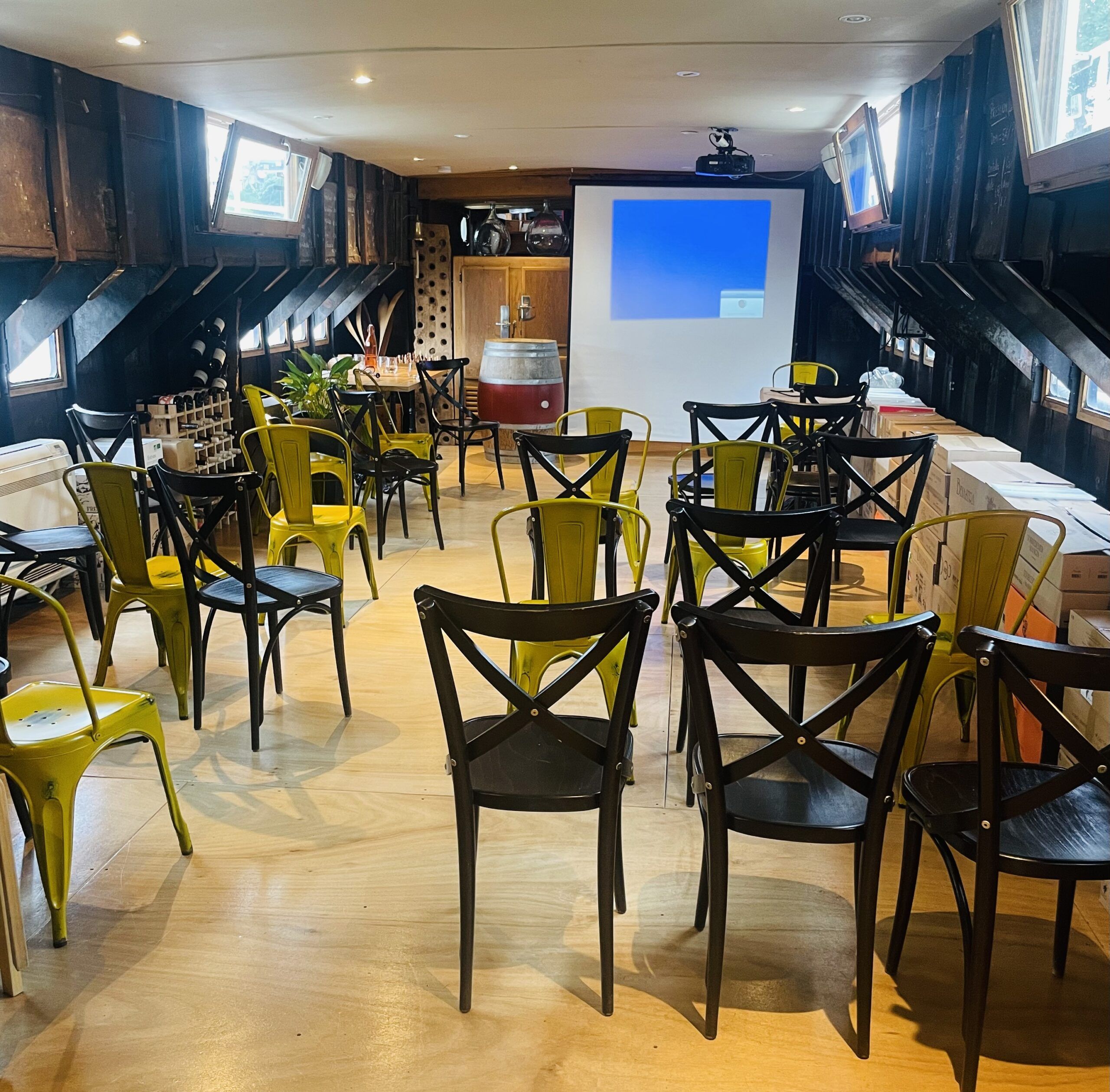 Réunion privatisation barco vino bar à vin péniche